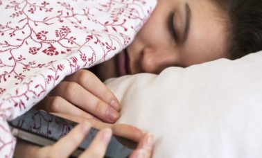 Bahaya handphone jika dibawa tidur